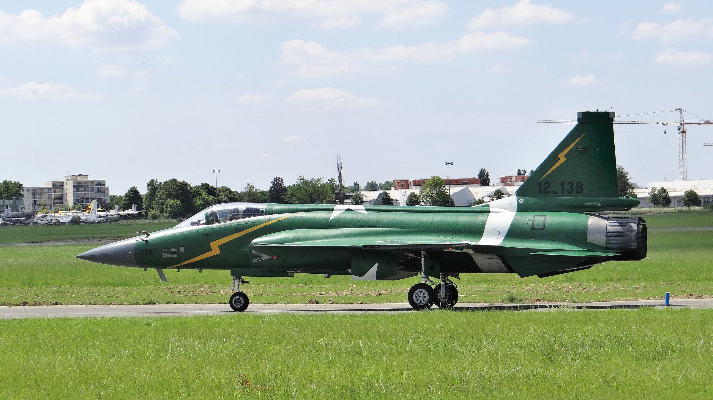 图17 “枭龙”/JF-17战斗机(2003年首飞,中外联合研制)