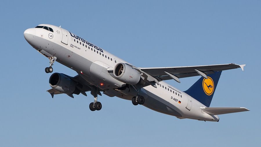 图21 空中客车A320(1988年投入航线,首款数字电传操纵民航客机)